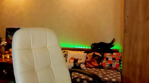 Snapshot of gloria_wood chatting on December 15, 10:04 pm Gloria Wood online show from December 15, 10:04 pm