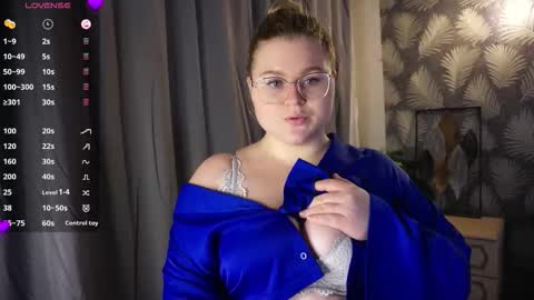 Snapshot of gloriamichele chatting on December 19, 6:15 pm Hello Our names is Molly and Mia We will give you unforgettable emotions you will feel our love online show from December 19, 6:15 pm