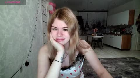 Snapshot of glossy_girl_1 chatting on December 3, 2:25 am Roxy online show from December 3, 2:25 am