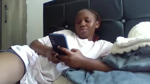 Snapshot of glossybae chatting on October 18, 9:43 am glossybae online show from October 18, 9:43 am