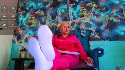 Snapshot of goddess_isabella11 chatting on October 17, 4:37 am Mrs. Isabella online show from October 17, 4:37 am