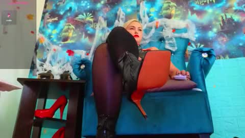 Snapshot of goddess_isabella11 chatting on October 18, 5:43 am Mrs. Isabella online show from October 18, 5:43 am