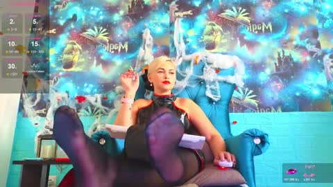 Snapshot of goddess_isabella11 chatting on October 20, 4:02 am Mrs. Isabella online show from October 20, 4:02 am