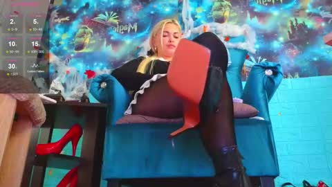 Snapshot of goddess_isabella11 chatting on October 23, 5:40 am Mrs. Isabella online show from October 23, 5:40 am