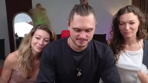   330 UTC2 girls   online show from December 4, 2:31 am