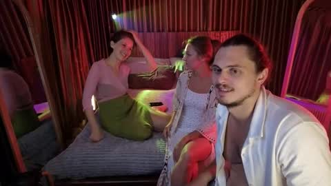   330 UTC2 girls   online show from November 7, 3:17 am