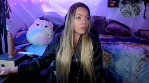 Snapshot of goddess_of_mars chatting on March 11, 11:12 am Patricia Mars Goddess of Mars twitter thegoddessmindy online show from March 11, 11:12 am