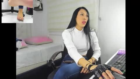 goddess_of_pigs online show from November 27, 6:04 am