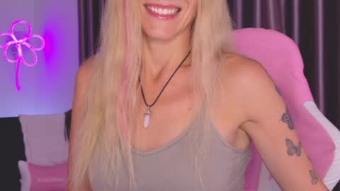 Snapshot of goddess_stars chatting on June 26, 10:52 am Katarina online show from June 26, 10:52 am