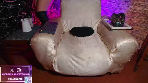 Snapshot of goddessjuliettenoiir chatting on June 3, 11:02 am Goddes Juliette Noiir online show from June 3, 11:02 am