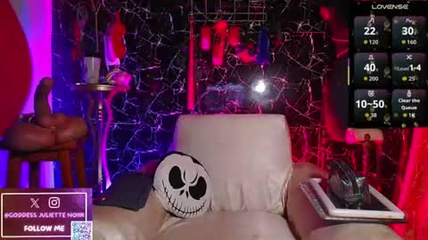 Snapshot of goddessjuliettenoiir chatting on June 15, 11:12 am Goddes Juliette Noiir online show from June 15, 11:12 am