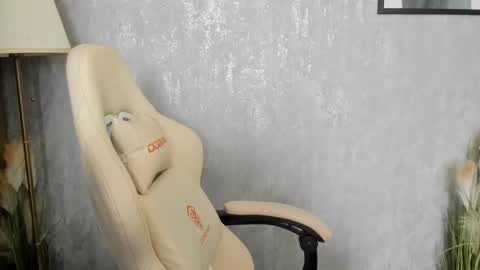 Snapshot of goddessmiaa chatting on October 28, 9:02 am Mistress online show from October 28, 9:02 am