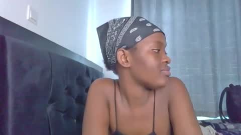 Snapshot of godess_lunah chatting on June 3, 8:39 am godess_lunah online show from June 3, 8:39 am