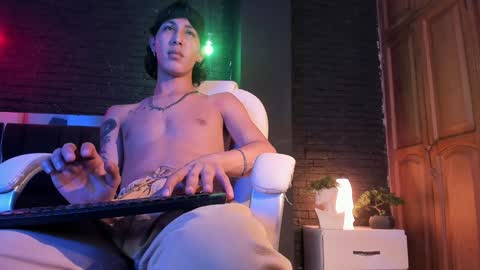 Snapshot of godly_huan chatting on December 6, 5:44 pm HUAN online show from December 6, 5:44 pm