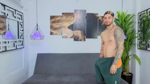 Snapshot of golden_boys_ggh chatting on September 15, 6:35 am golden_boys_ggh online show from September 15, 6:35 am