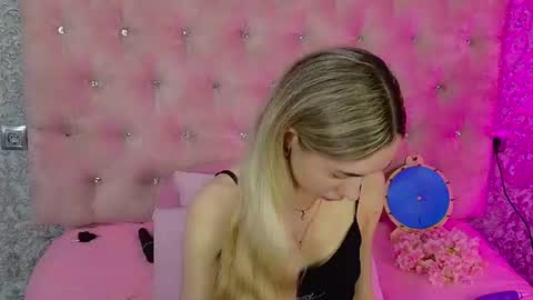 Snapshot of golden_girl__ chatting on June 22, 1:51 am golden girl online show from June 22, 1:51 am