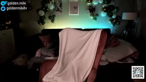 Snapshot of golden_miki chatting on January 12, 6:17 am Shy in the streets but a freak in the sheets online show from January 12, 6:17 am