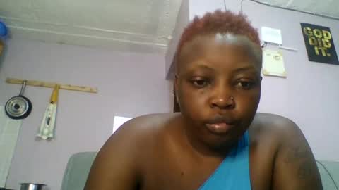 Snapshot of goldencurves_bunny chatting on June 25, 7:02 am Bella online show from June 25, 7:02 am