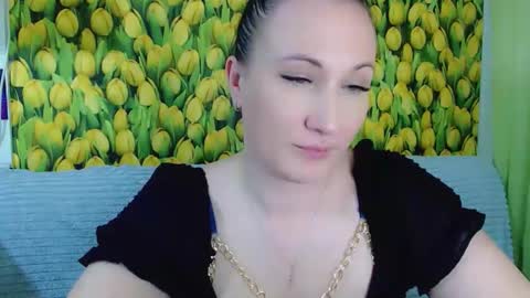 Snapshot of goldmoonn chatting on April 2, 2:15 pm goldmoonn online show from April 2, 2:15 pm