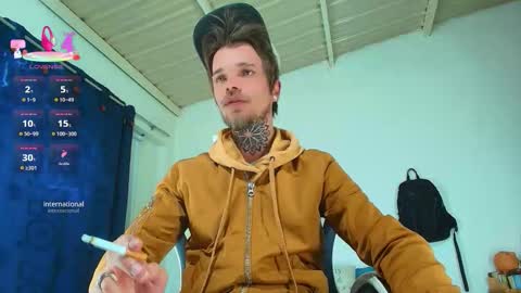 Snapshot of goldy_loyal99 chatting on December 19, 8:21 am Goldy Loyal93 online show from December 19, 8:21 am