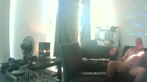 goldyguy011 online show from April 3, 9:24 pm