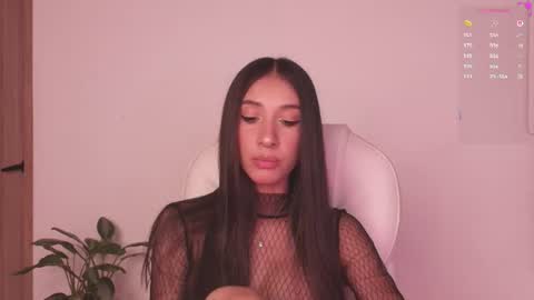 Snapshot of gorgeous_brunette chatting on June 21, 7:33 am Rose online show from June 21, 7:33 am