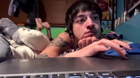 Snapshot of gothboitoy chatting on December 31, 9:21 am Gothboitoy online show from December 31, 9:21 am