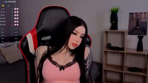 Snapshot of gothica_ chatting on October 18, 9:59 pm Elizabet online show from October 18, 9:59 pm