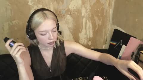 Snapshot of graylovescookies chatting on December 7, 7:43 pm graylovescookies online show from December 7, 7:43 pm