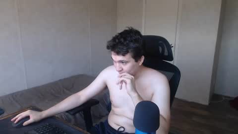 Snapshot of greendynomite_04 chatting on June 15, 6:43 pm greendynomite_04 online show from June 15, 6:43 pm
