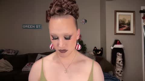 Snapshot of greenxxxqueen chatting on December 21, 7:24 am SexQueen Nikki online show from December 21, 7:24 am