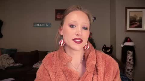 Snapshot of greenxxxqueen chatting on December 22, 10:06 am SexQueen Nikki online show from December 22, 10:06 am