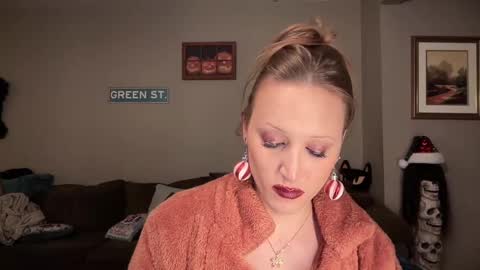 Snapshot of greenxxxqueen chatting on December 22, 1:11 pm SexQueen Nikki online show from December 22, 1:11 pm