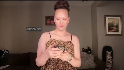 Snapshot of greenxxxqueen chatting on January 30, 6:35 am SexQueen Nikki online show from January 30, 6:35 am