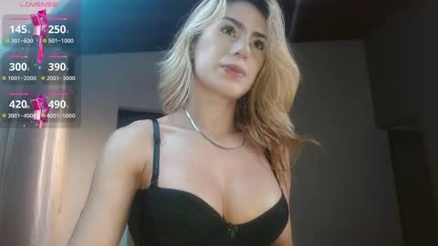 Snapshot of greyslopez chatting on February 12, 11:09 pm Greyslopez online show from February 12, 11:09 pm