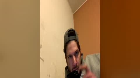 Snapshot of greyvan96 chatting on May 9, 7:41 pm Perfectlyaveragesavage online show from May 9, 7:41 pm