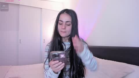 Snapshot of guccipussy1 chatting on January 2, 5:18 pm Elena online show from January 2, 5:18 pm