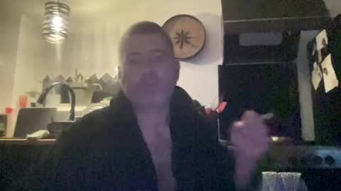 Snapshot of guil0 chatting on November 6, 9:21 am guil0 online show from November 6, 9:21 am