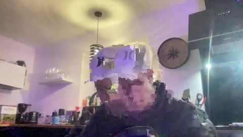 Snapshot of guil0 chatting on November 7, 10:43 pm guil0 online show from November 7, 10:43 pm