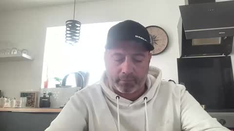 Snapshot of guil0 chatting on February 3, 2:33 pm guil0 online show from February 3, 2:33 pm