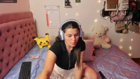 Snapshot of guinivere_blake chatting on January 21, 3:48 am Hello Im Julieta Im 25 years old welcome to my room have fun and be happy. online show from January 21, 3:48 am
