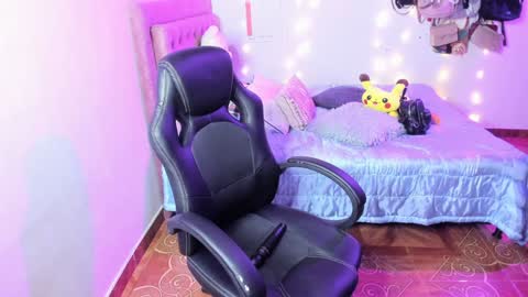 Snapshot of guinivere_blake chatting on January 24, 8:13 am Hello Im Julieta Im 25 years old welcome to my room have fun and be happy. online show from January 24, 8:13 am