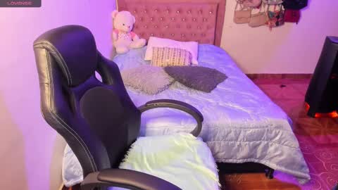 Snapshot of guinivere_blake chatting on March 3, 2:47 am Hello Im Julieta Im 25 years old welcome to my room have fun and be happy. online show from March 3, 2:47 am