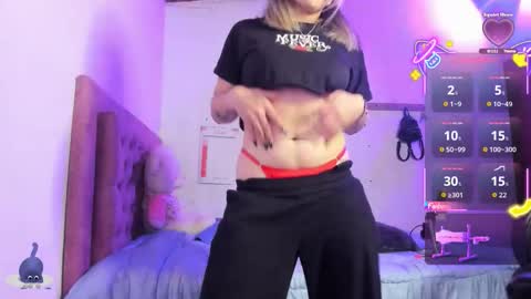 Snapshot of guinivere_blake chatting on October 13, 12:54 am Hello Im Julieta Im 25 years old welcome to my room have fun and be happy. online show from October 13, 12:54 am