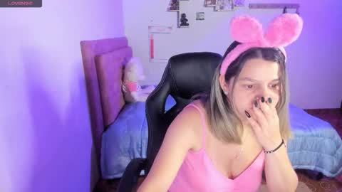 Snapshot of guinivere_blake chatting on October 14, 1:28 am Hello Im Julieta Im 25 years old welcome to my room have fun and be happy. online show from October 14, 1:28 am