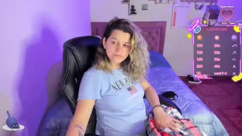 Snapshot of guinivere_blake chatting on October 22, 3:18 am Hello Im Julieta Im 25 years old welcome to my room have fun and be happy. online show from October 22, 3:18 am