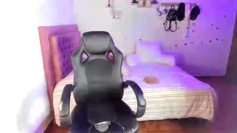 Snapshot of guinivere_blake chatting on June 1, 1:18 am Hello Im Julieta Im 25 years old welcome to my room have fun and be happy. online show from June 1, 1:18 am