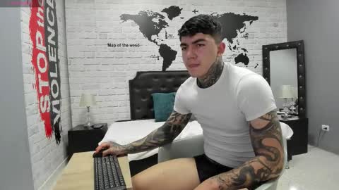 Snapshot of gury_tattoo chatting on March 28, 12:49 pm Gury online show from March 28, 12:49 pm