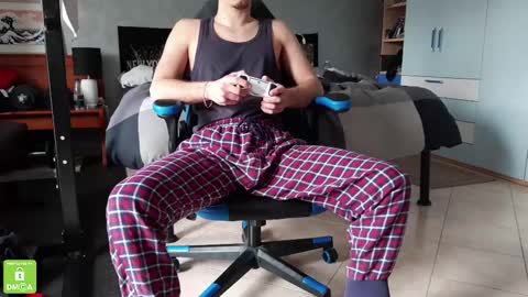 Snapshot of guy2015big chatting on February 12, 10:24 am Flo online show from February 12, 10:24 am