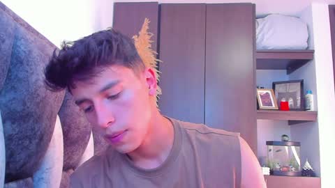 Snapshot of guy_twinks chatting on December 28, 8:58 pm Gabriel online show from December 28, 8:58 pm